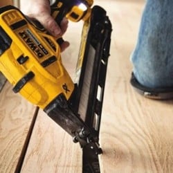 Akumulatorowa gwoździarka DeWALT DCN650N-XJ 18V Li-Ion XR BL 15Ga BODY