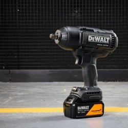 Akumulatorowy klucz udarowy DeWALT DCF99MP2T-QW McLaren 18V XR 2x5Ah walizka