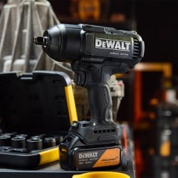 Akumulatorowy klucz udarowy DeWALT DCF99MP2T-QW McLaren 18V XR 2x5Ah walizka