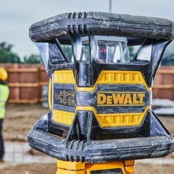 Samopoziomujący laser DeWALT DCE080D1RS-QW 600m 18V XR 1x2Ah z wiązką czerwoną walizka