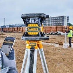 Samopoziomujący laser DeWALT DCE080D1RS-QW 600m 18V XR 1x2Ah z wiązką czerwoną walizka