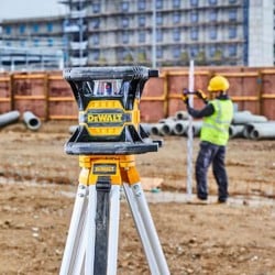 Samopoziomujący laser DeWALT DCE080D1RS-QW 600m 18V XR 1x2Ah z wiązką czerwoną walizka