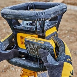Samopoziomujący laser DeWALT DCE080D1RS-QW 600m 18V XR 1x2Ah z wiązką czerwoną walizka