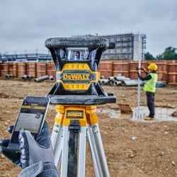 Samopoziomujący laser DeWALT DCE080D1RS-QW 600m 18V XR 1x2Ah z wiązką czerwoną walizka