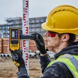 Samopoziomujący laser DeWALT DCE080D1RS-QW 600m 18V XR 1x2Ah z wiązką czerwoną walizka