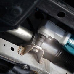 Akumulatorowy klucz kątowy udarowy Makita DTL300RTJ 2x5Ah 18V XPT walizka