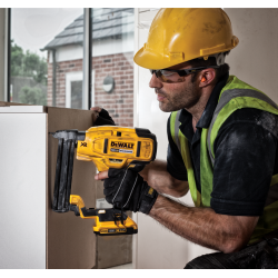 Zszywacz akumulatorowy DeWALT DCN681D2 XR 18V BL 18Ga 2x2.0Ah ładowarka walizka