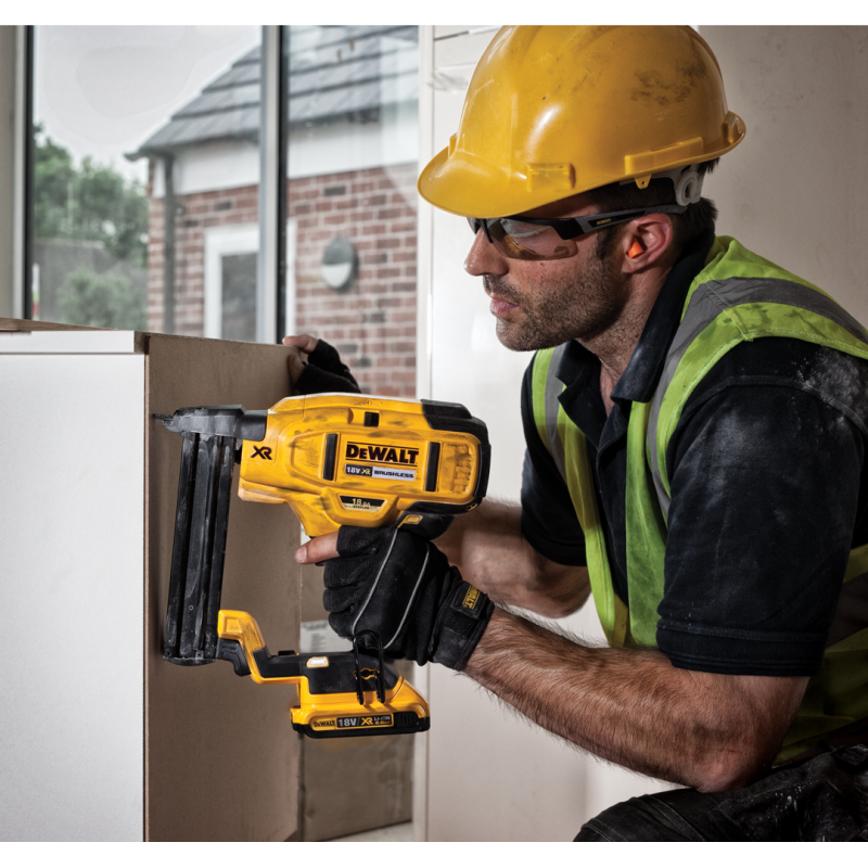 Zszywacz akumulatorowy DeWALT DCN681D2 XR 18V BL 18Ga 2x2.0Ah ładowarka walizka