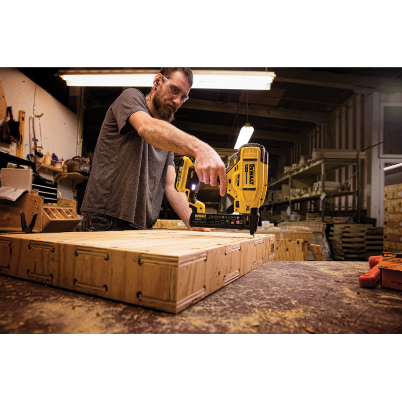 Zszywacz akumulatorowy DeWALT DCN681D2 XR 18V BL 18Ga 2x2.0Ah ładowarka walizka