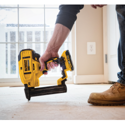 Zszywacz akumulatorowy DeWALT DCN681D2 XR 18V BL 18Ga 2x2.0Ah ładowarka walizka