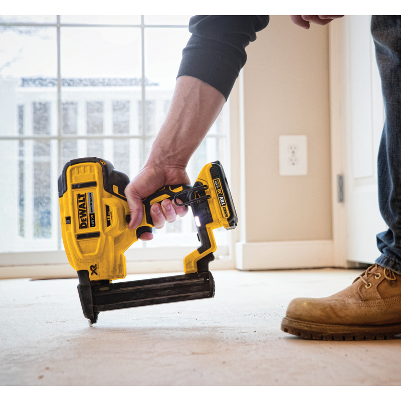 Zszywacz akumulatorowy DeWALT DCN681D2 XR 18V BL 18Ga 2x2.0Ah ładowarka walizka