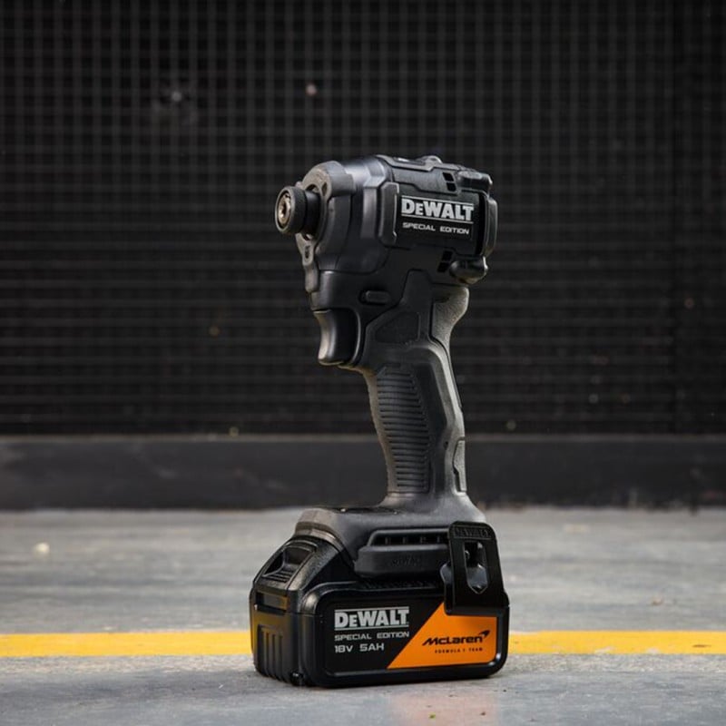 Zestaw elektronarzędzi COMBO DeWALT DCK2224MP2T-QW 18V XR BL 2x5Ah walizka
