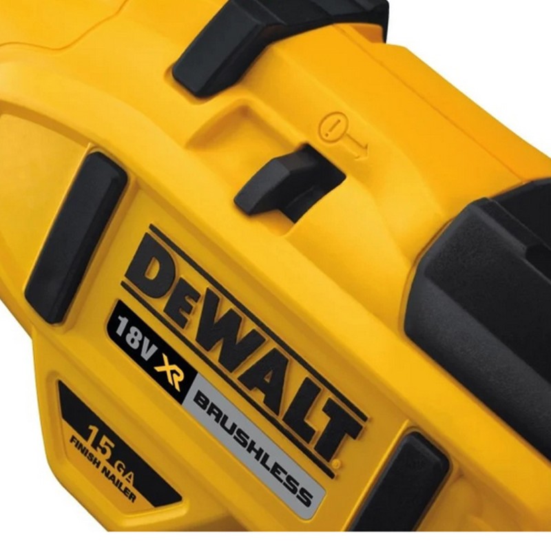 Akumulatorowa gwoździarka DeWALT DCN650P2-QW 18V 2x5Ah Li-Ion XR BL 15Ga walizka