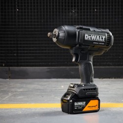 Akumulatorowy klucz udarowy DeWALT DCF99MP2T-QW McLaren 18V XR 2x5Ah walizka