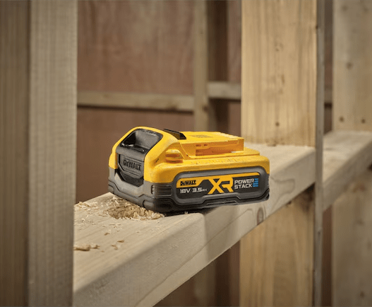 Akumulator DeWALT na terenie budowy
