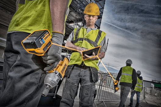 Akumulator DeWALT podłączony do elektronarzędzia