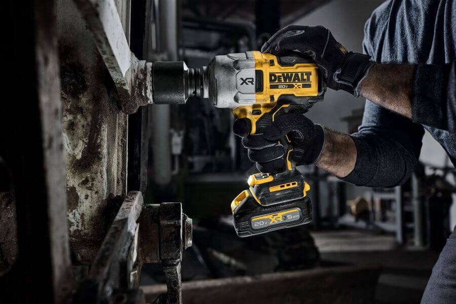 Klucz udarowy DeWALT DCF964 w akcji