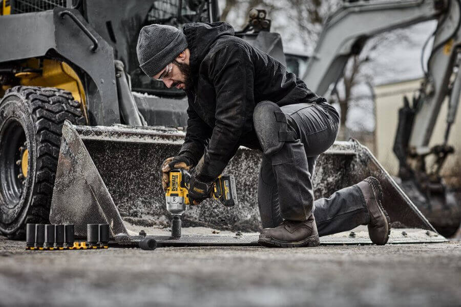 Mężczyzna używający klucza udarowego DeWALT DCF964