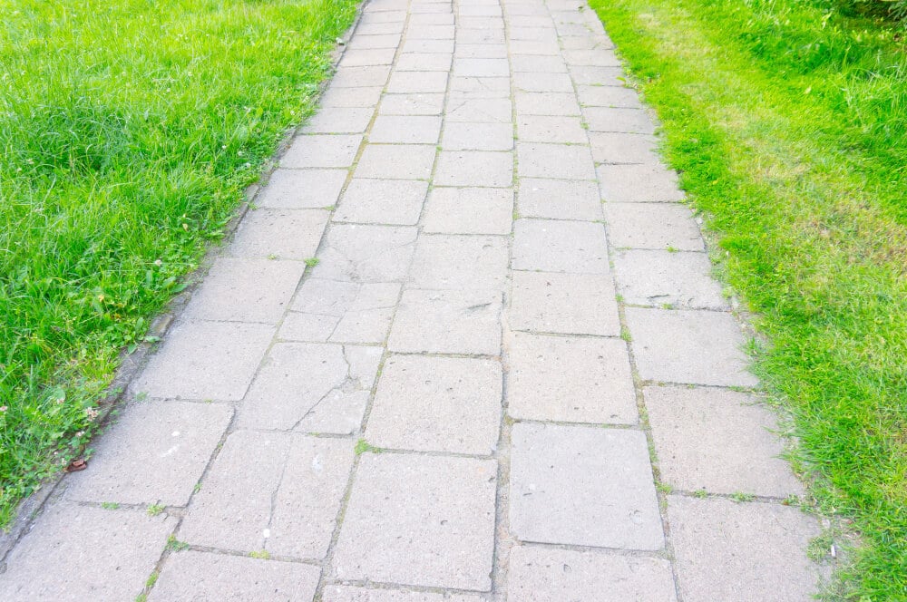 Chodnik z kostki wokół domu