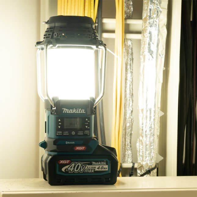 Radio budowlane z lampą MAKITA