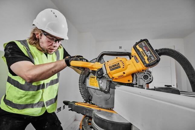 ukośnica DeWALT DCS781N