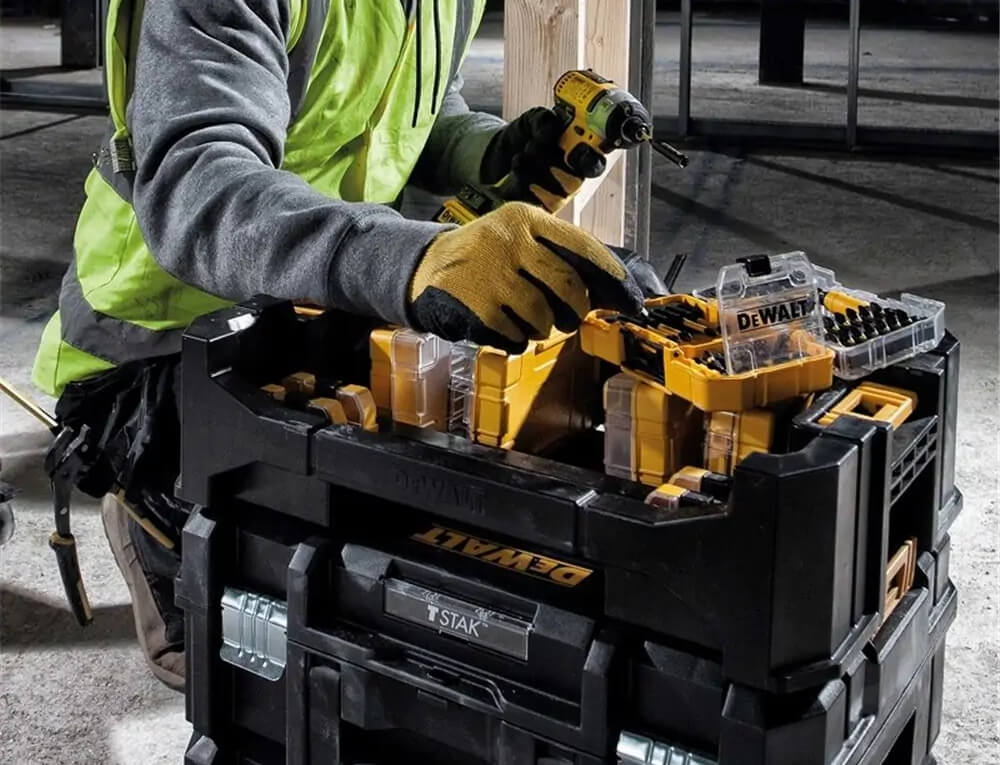 Robotnik korzystający z zestawu wierteł DeWALT