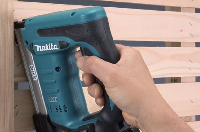 Zszywacz akumulatorowy Makita DST221Z