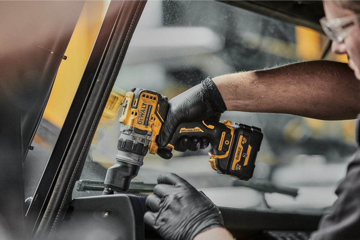 wiertarko-wkrętarka dewalt u mechanika samochodowego