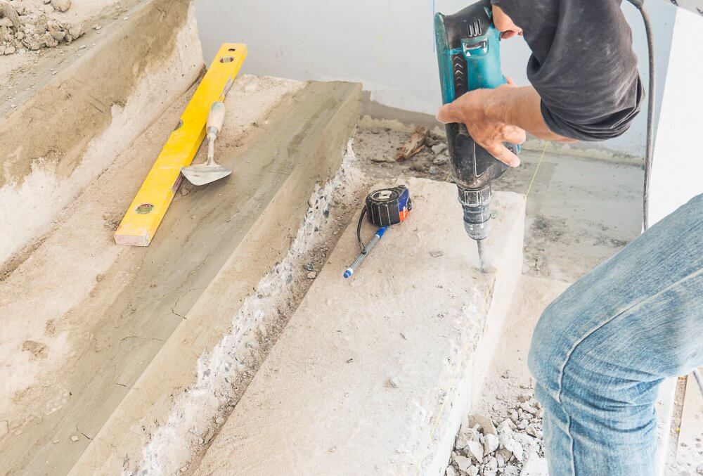 Wiercenie w betonowych schodach