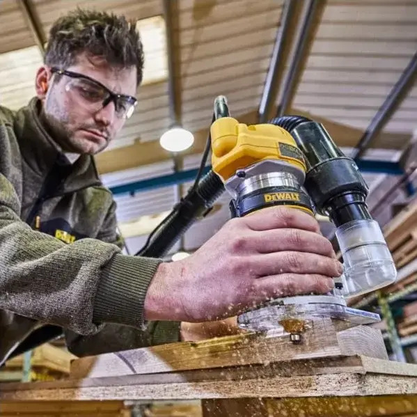 Frezarka krawędziowa DeWalt