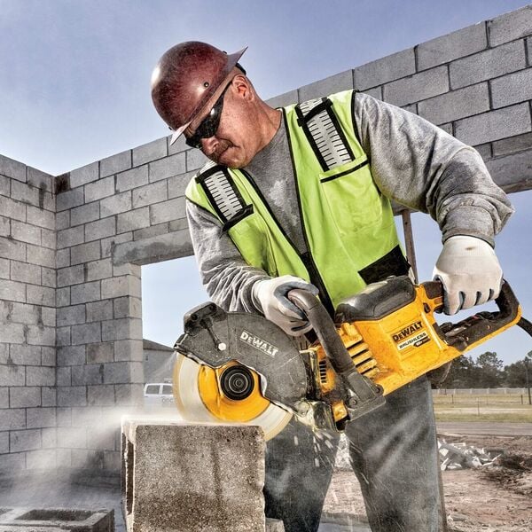 robotnik przecinający beton przecinarką Dewalt