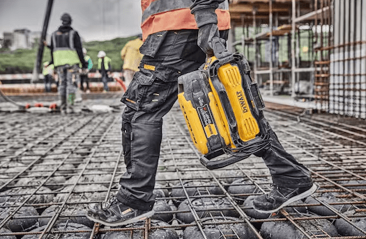Profesjonalista niosący akumulator DeWALT