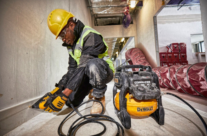 Profesjonalista z kompresorem Dewalt