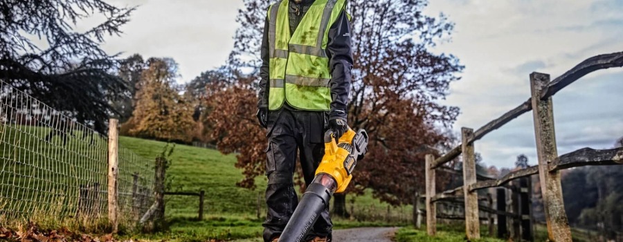 Porównanie modeli dmuchaw Dewalt: DCMBA572, DCM562 i DCV100