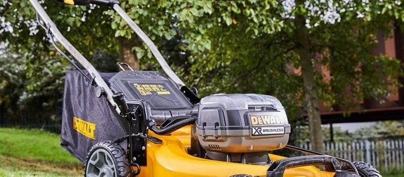 Kosiarka spalinowa czy elektryczna — poznaj plusy i minusy obu rozwiązań
